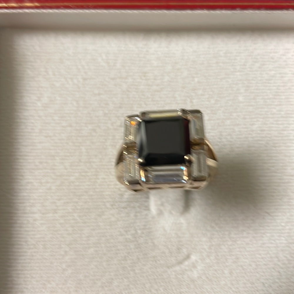 Woman’s ring..,